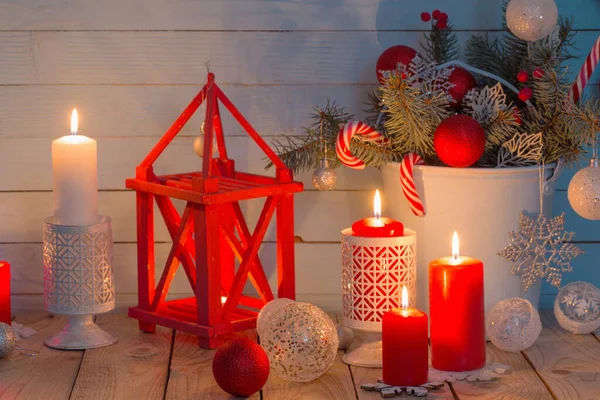 Weihnachtsschmuck Mit Brennenden Kerzen Auf Blauem Holzgrund — Stockfoto