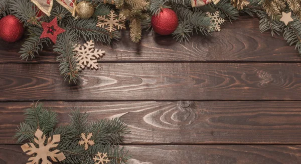 Tannenzweige Mit Weihnachtsdekor Auf Altem Dunklen Holzgrund — Stockfoto