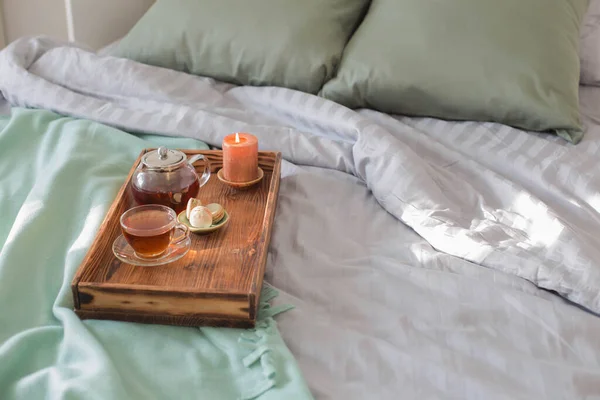 Τσάι Ξύλινο Δίσκο Στο Κρεβάτι Στο Σπίτι — Φωτογραφία Αρχείου