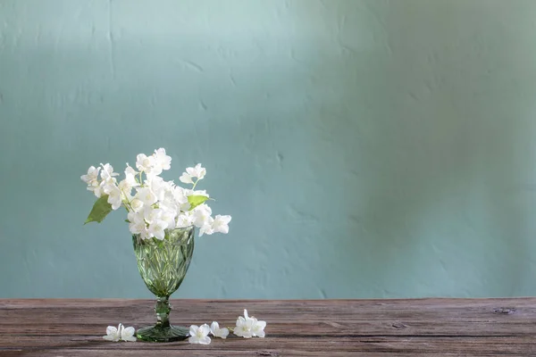 Jasmijn Bloemen Glazen Vaas Groene Achtergrond — Stockfoto