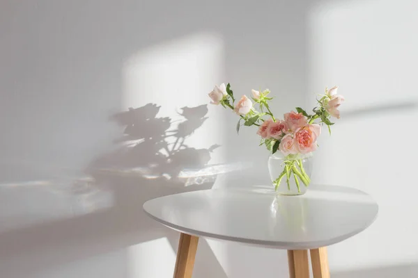 Rosas Rosadas Tarro Cristal Sobre Mesa Blanca Moderna Sobre Fondo —  Fotos de Stock