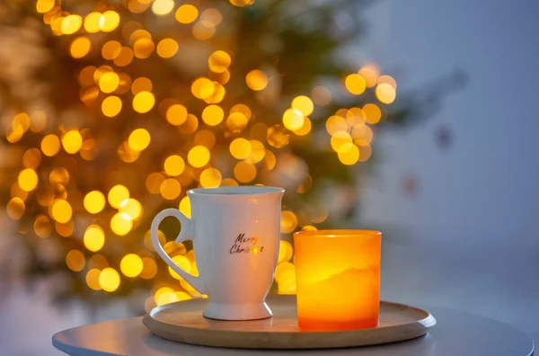 Taza Con Bebida Caliente Árbol Navidad Fondo —  Fotos de Stock