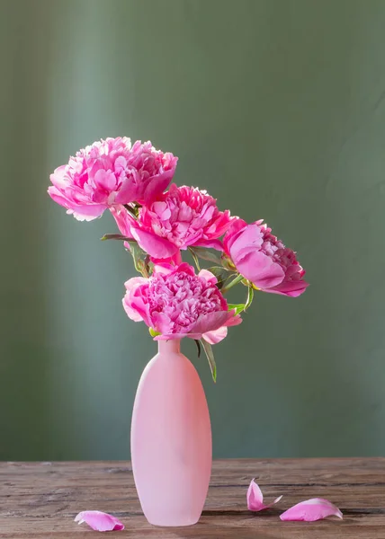 Pivoines Roses Dans Vase Rose Sur Fond Vert — Photo