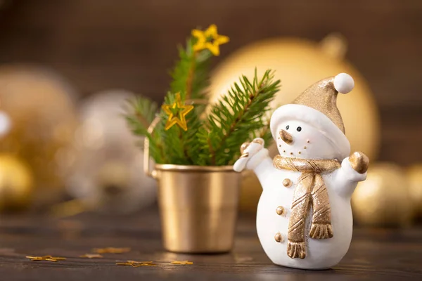 Natal Decorações Douradas Boneco Neve Fundo Madeira Escura — Fotografia de Stock