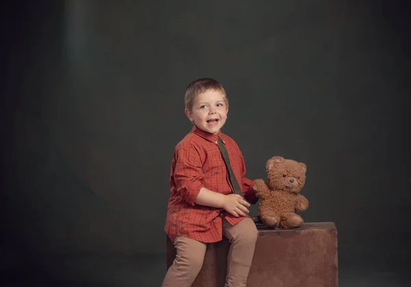 Malý Chlapec Medvídkem Starý Kufr Tmavém Pozadí — Stock fotografie