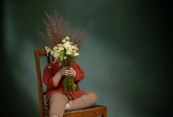 Yeşil Arka Planda Yabani Çiçekleri Olan Küçük Bir Çocuğun Klasik — Stok fotoğraf