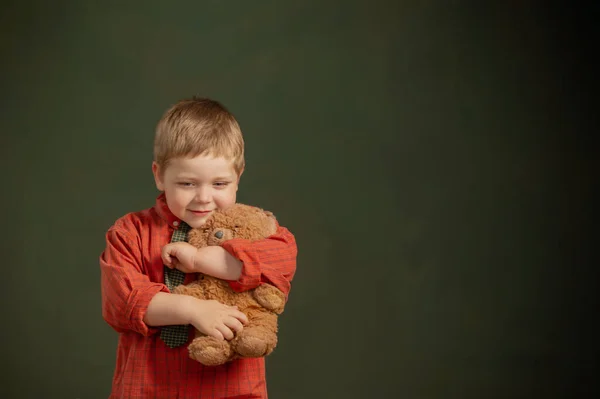 Kleine Jongen Met Teddybeer Oude Koffer Donkere Achtergrond — Stockfoto