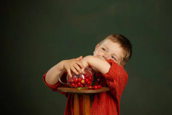 Malý Zábavný Chlapec Třešněmi Pozadí Tmavě Zelené Stěny — Stock fotografie