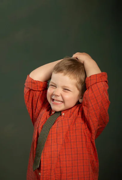 Μικρό Αστείο Αγόρι Στο Παρασκήνιο Σκούρο Πράσινο Τοίχο — Φωτογραφία Αρχείου