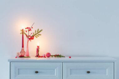 İçi beyaz mumlarla dolu pembe noel dekoru.