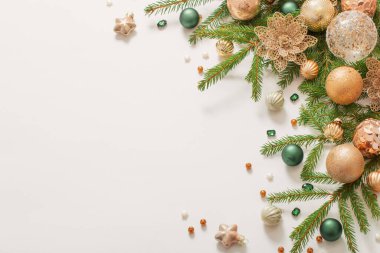 Beyaz arkaplanda altın ve yeşil noel süslemeleri