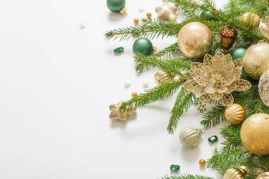 Beyaz arkaplanda altın ve yeşil noel süslemeleri