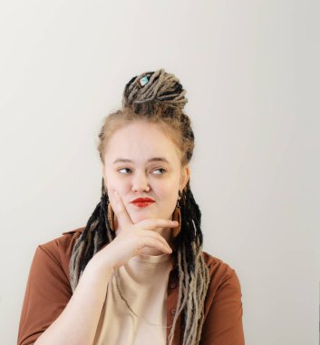 Beyaz arka planda rastalı genç mutlu kadın.