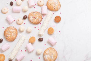 Beyaz mermer arka planda şekerler ve kurabiyeler