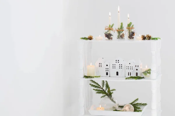 Domácí Vánoční Výzdoba Hořícími Svíčkami Whte Interiéru — Stock fotografie