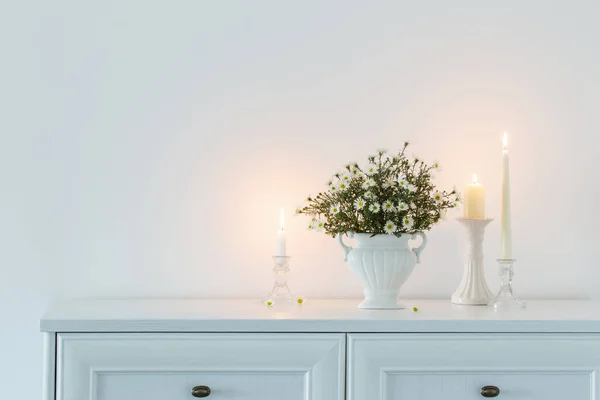 Flores Brancas Vaso Cerâmica Branca Com Velas Chamas Interior Branco — Fotografia de Stock