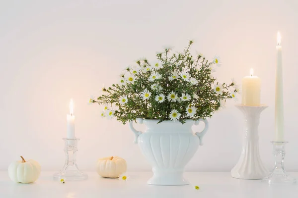 Fehér Virágok Fehér Kerámia Vázában Égő Gyertyákkal Fehér Belső Térben — Stock Fotó
