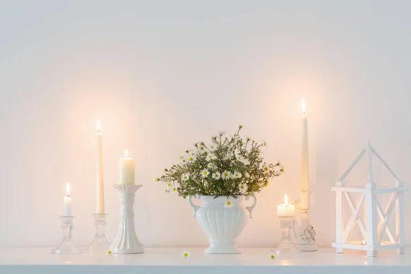 Flores Blancas Jarrón Cerámica Blanca Con Velas Encendidas Interior Blanco —  Fotos de Stock