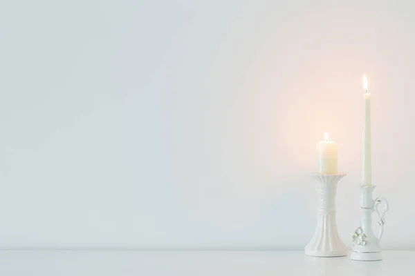 Λευκά Κεριά Φόντο Λευκό Τοίχο — Φωτογραφία Αρχείου
