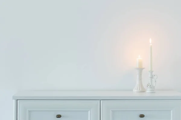 Witte Brandende Kaarsen Achtergrond Witte Muur — Stockfoto