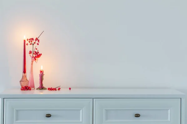 ピンクのクリスマスの装飾白地にロウソクを灯す — ストック写真
