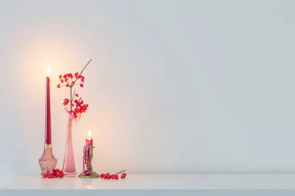 Roze Kerstdecor Met Brandende Kaarsen Wit Interieur — Stockfoto