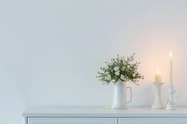 Vita Blommor Vit Keramik Vas Med Brinnande Ljus Vit Interiör — Stockfoto