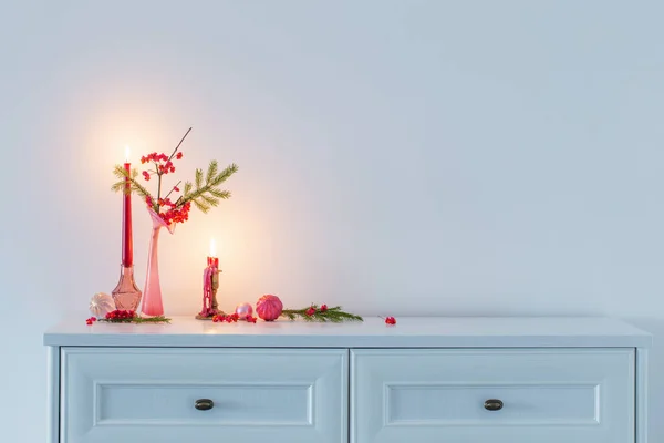 Розовый Рождественский Декор Горящими Свечами Белом Интерьере — стоковое фото