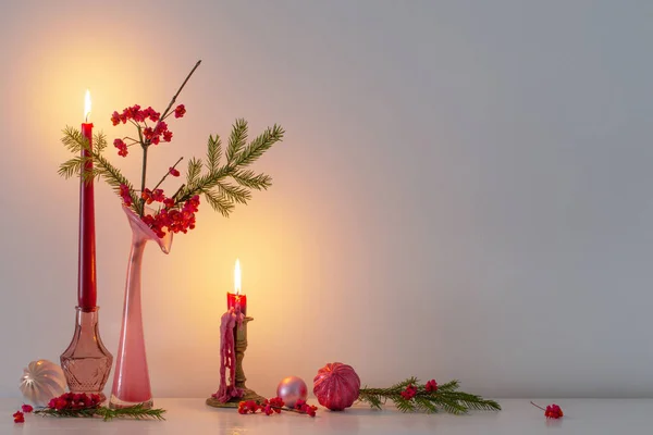 Rosa Jul Inredning Med Brinnande Ljus Vit Interiör — Stockfoto