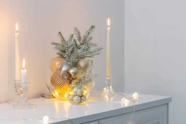 Χριστουγεννιάτικη Διακόσμηση Αναμμένα Κεριά Λευκό Εσωτερικό — Φωτογραφία Αρχείου