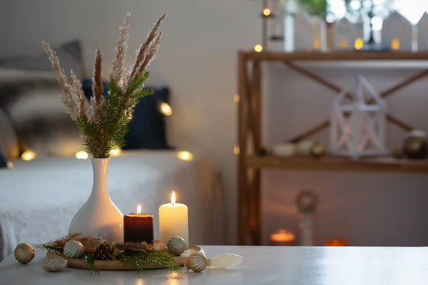 Velas Ardientes Con Decoración Navidad Interior Acogedor Blanco —  Fotos de Stock
