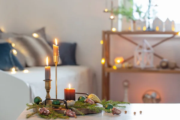Brandende Kaarsen Met Kerstdecor Wit Knus Interieur — Stockfoto