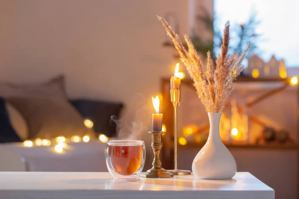 Chá Quente Vidro Térmico Com Decoração Natal Velas Chamas Casa — Fotografia de Stock