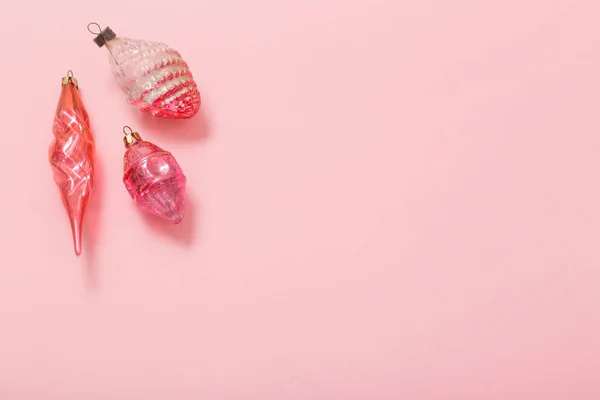 Vintage Glass Christmas Toys Auf Rosa Hintergrund — Stockfoto