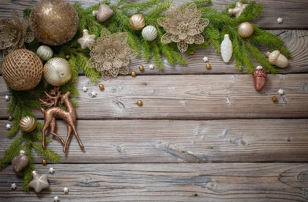 Zlaté Vánoční Hračky Jedlovými Větvemi Tmavém Dřevěném Pozadí — Stock fotografie