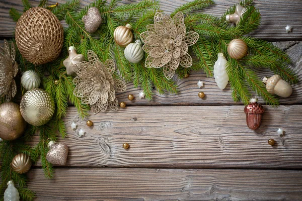 Золоті Різдвяні Іграшки Ялиновими Гілками Темному Дерев Яному Фоні — стокове фото