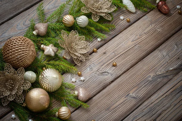 어두운 배경에 전나무 가지가 황금색 크리스마스 장난감 — 스톡 사진