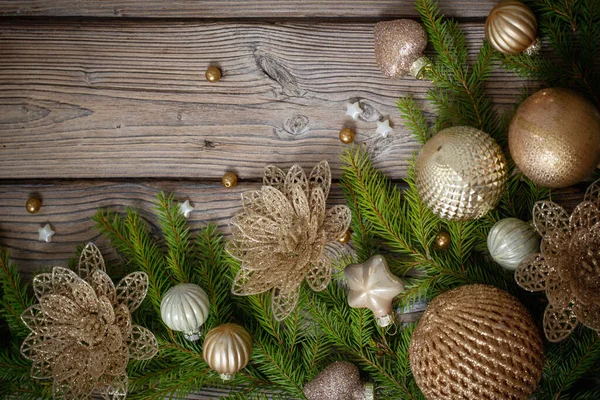 Золотые Рождественские Игрушки Еловыми Ветвями Темном Деревянном Фоне — стоковое фото