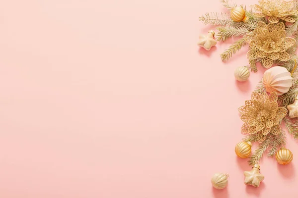 Золотые Рождественские Украшения Розовом Фоне — стоковое фото
