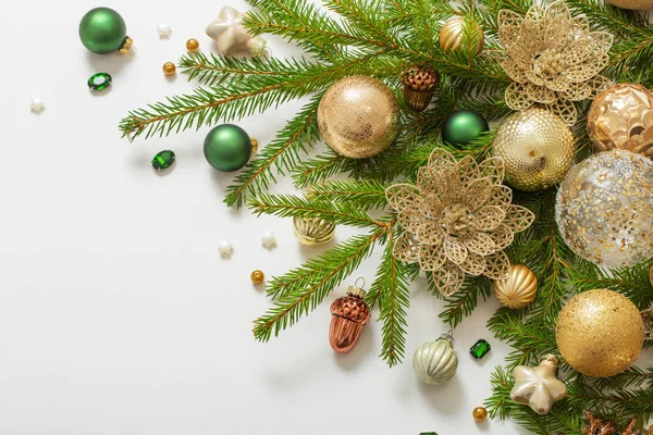 Guld Och Grön Jul Dekorationer Vit Bakgrund — Stockfoto