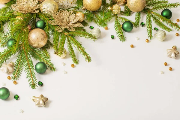 Χρυσά Και Πράσινα Χριστουγεννιάτικα Στολίδια Λευκό Φόντο — Φωτογραφία Αρχείου
