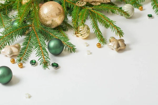 Decoraciones Navidad Doradas Verdes Sobre Fondo Blanco —  Fotos de Stock