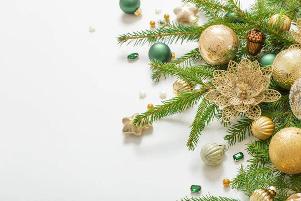 白を基調とした金色と緑のクリスマスの装飾 — ストック写真