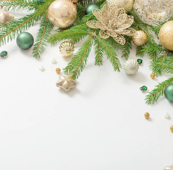 Decoraciones Navidad Doradas Verdes Sobre Fondo Blanco —  Fotos de Stock
