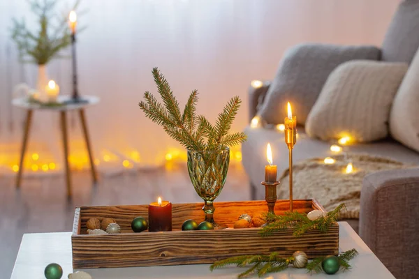 舒适的家 木制盘子上装饰着圣诞装饰品 — 图库照片