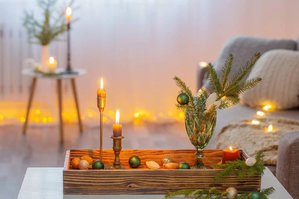 Útulný Domov Vánoční Výzdobou Dřevěném Podnosu — Stock fotografie