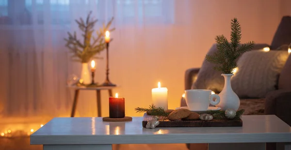 Evde Yanan Mumlar Noel Süslemeleri Olan Bir Fincan Kahve — Stok fotoğraf