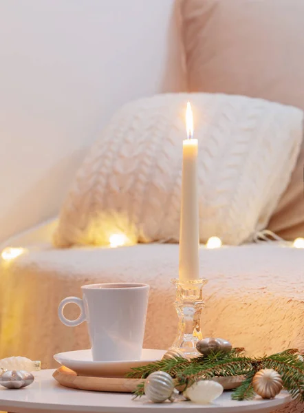 Xícara Chá Mesa Com Decorações Brancas Interior Branco — Fotografia de Stock