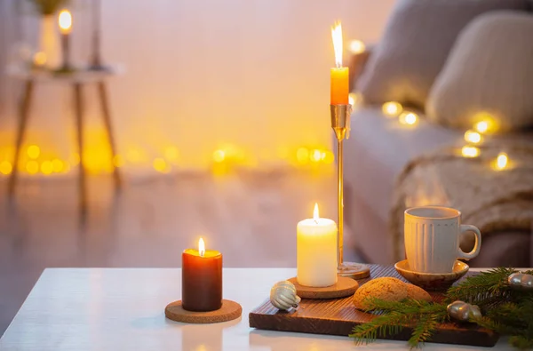 Kaffee Mit Brennenden Kerzen Und Weihnachtsdekoration Hause — Stockfoto