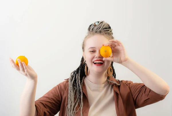 Jonge Vrouw Met Oranje Witte Achtergrond — Stockfoto